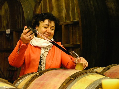 Sylvie à la fois viticultrice oenologue fine gastronome