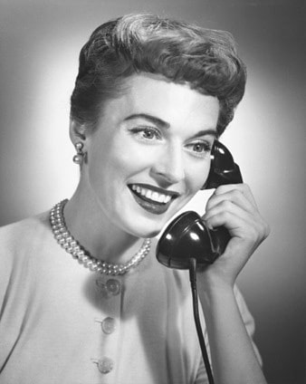 smiling-woman-on-telephone