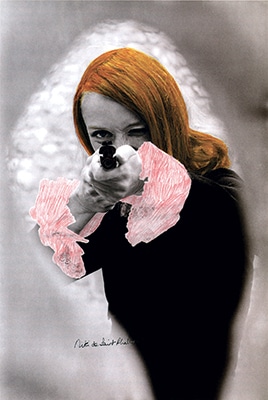 Niki de Saint Phalle en train de tirer. Photographie en noir et blanc rehaussée de couleur, extraite du film Daddy. Photo Peter Whitehead.