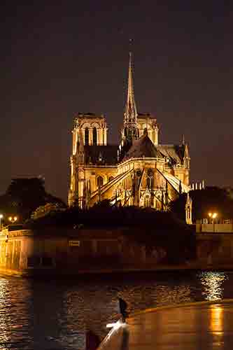 notre_dame_nuit-CApitaine-Fracasse_Les-Boomeuses
