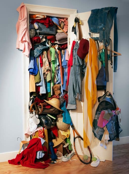 photo d'un placard qui déborde avec des vêtements qui tombent  de partout, publié dans le blog des boomeuses