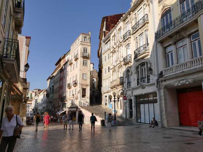 photo de rue avec immeuble et passants à Coimbra