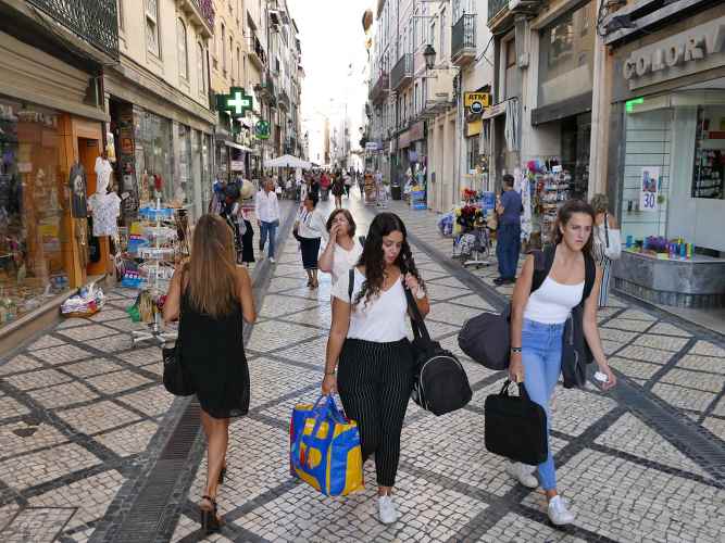 des femmes faisant du shopping dans des ruelles piétonnières au Portugal