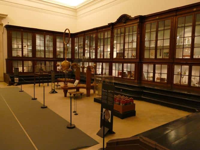 photo représentant une des salles du musée des Sciences et de la Chimie avec des instruments anciens, à Coimbra au Portugal