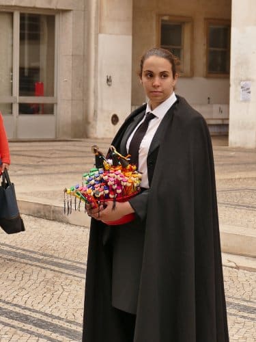 Une étudiante portugaise de l'univesrité de Coimbra en tenue traditionnelle avec une toge noire