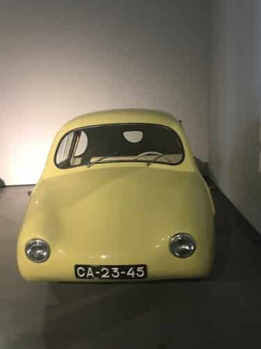 Photo d'un voiture jaune