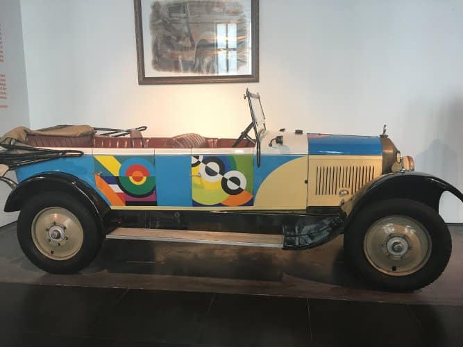 Photo d'une voiture ancienne avec des peintures géométriques du peintre Sonia Delaunay publiée dans les Boomeuses
