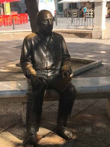 Statue du peintre pablo Picasso assis sur un banc à MLAga