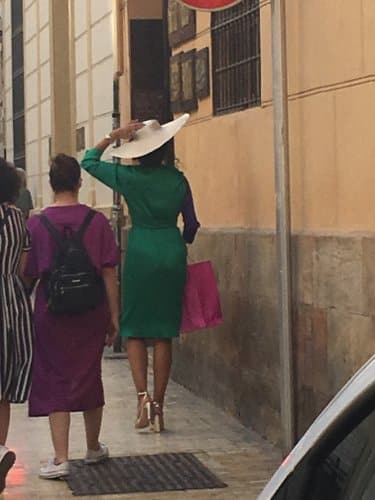 Photo de " femmes marchant dans la rue dont une avec un chapeau 