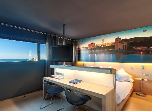 Photo d'une chambre design avec un grand lit