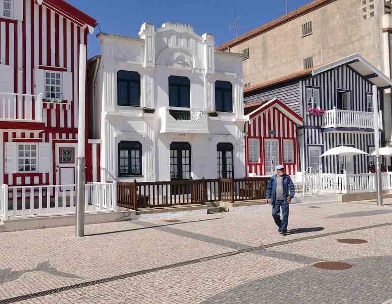 maisons colorés avec rayures rouges dans le village d'Alveiro