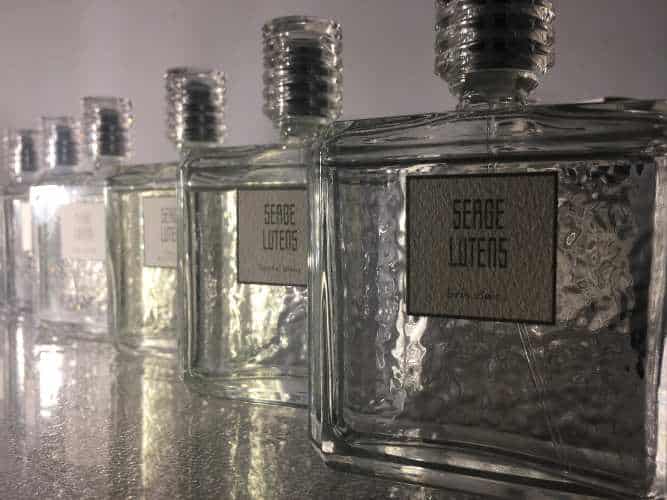 Photo de 6 flacons de parfums transparents de Serge Lutens publié dans les boomeuses