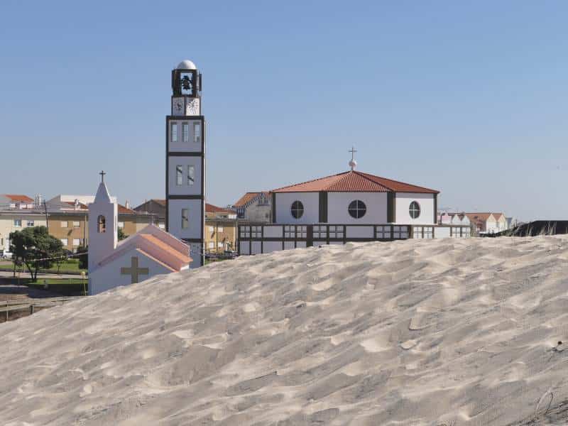 Eglise moderne au Portugal, posée sur le sable, parue dans e magazine les boomeuses