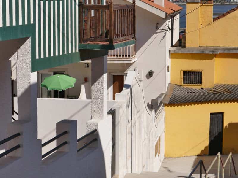 Maisons au portugual avec des rayures vertes