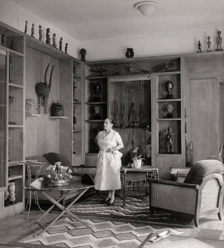 femme debout dans un salon avec objets d'art, helena rubinstein