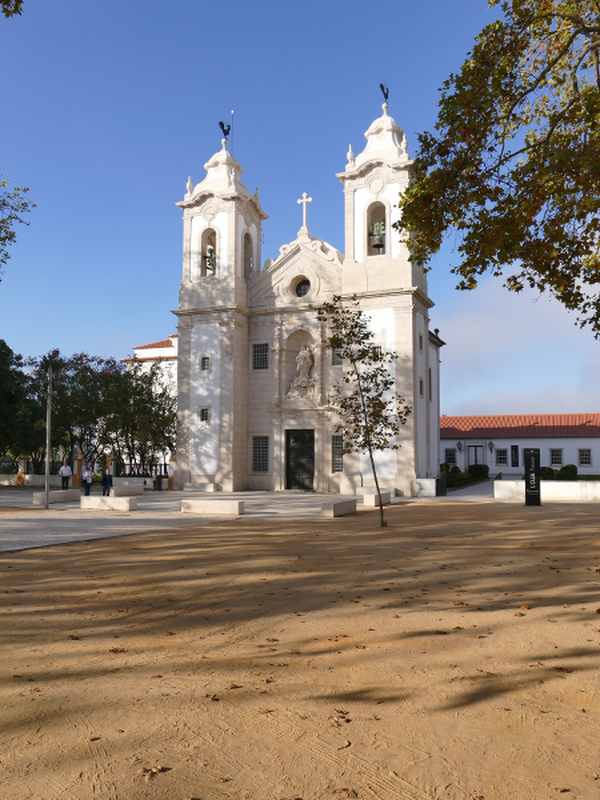 Eglise blanche sur une petite place au Portugal, les boomeuses