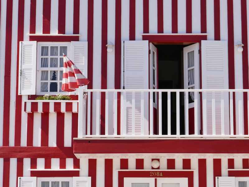 maison à rayure rouge et blanche au portugal