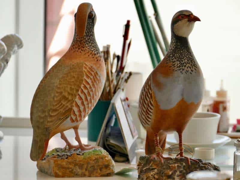 deux pigeons orangées en porcelaine, posés sur une table, publiée dans les boomeuses