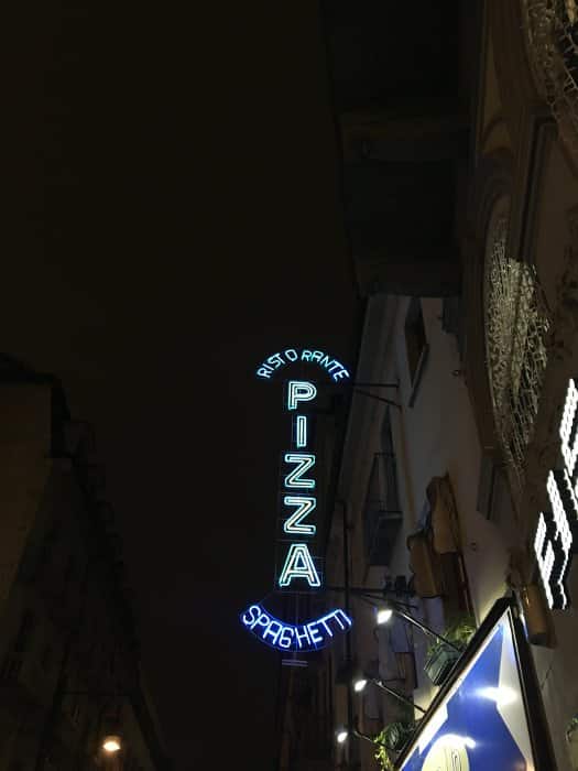 panneau lumineux avec marqué Pizza à Turin, 