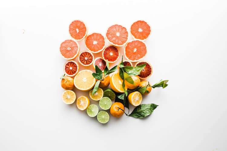 photos avec des oranges et des agrumes coupées en deux illustrant un article sur la peau des femmes