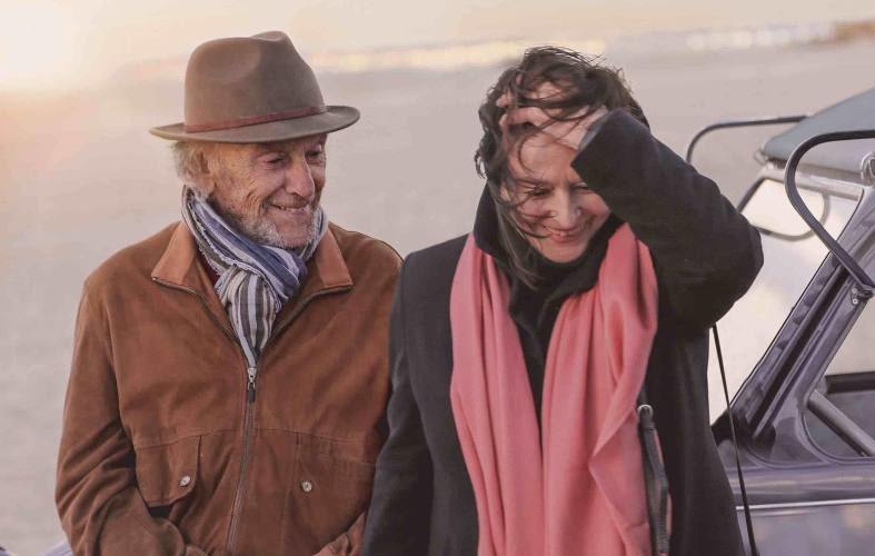 Un homme et une femme en train de se sourire dans le film de Claude Lelouch