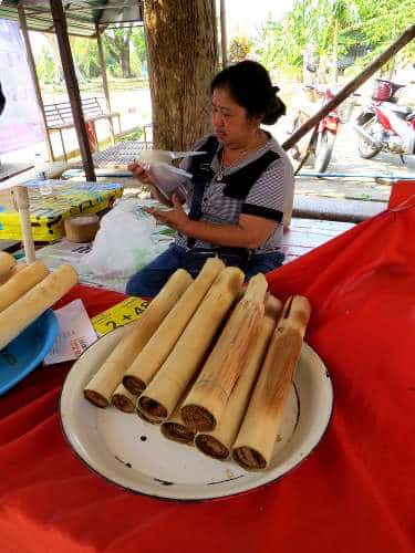 femme en train de vendre de la nourriture en thaölande du nord
