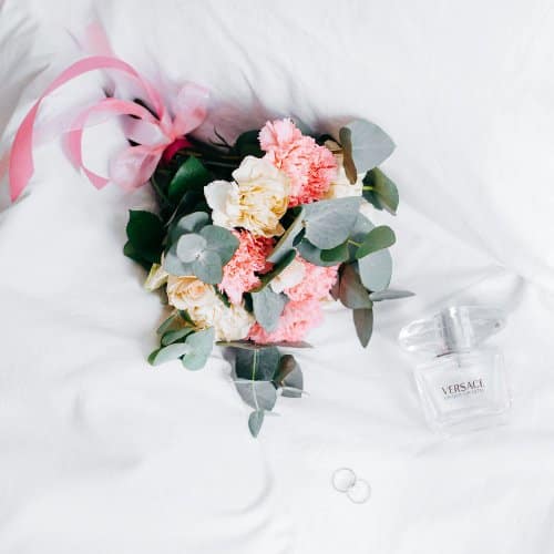 parfum et bouquet de fleurs
