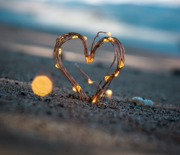 coeur allumé sur une plage