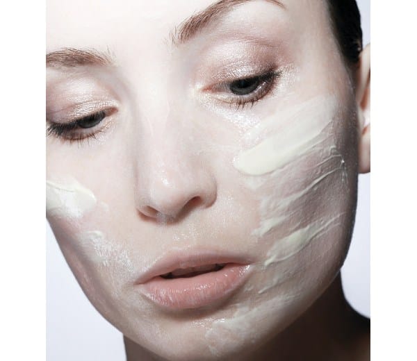 femme avec des cosmétiques sur le visage